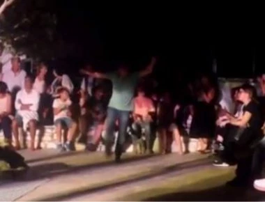 Viral έγινε το ζεϊμπέκικο ενός άνδρα στην συναυλία του Παντελή Θαλασσινού στην Πάρο (βίντεο)